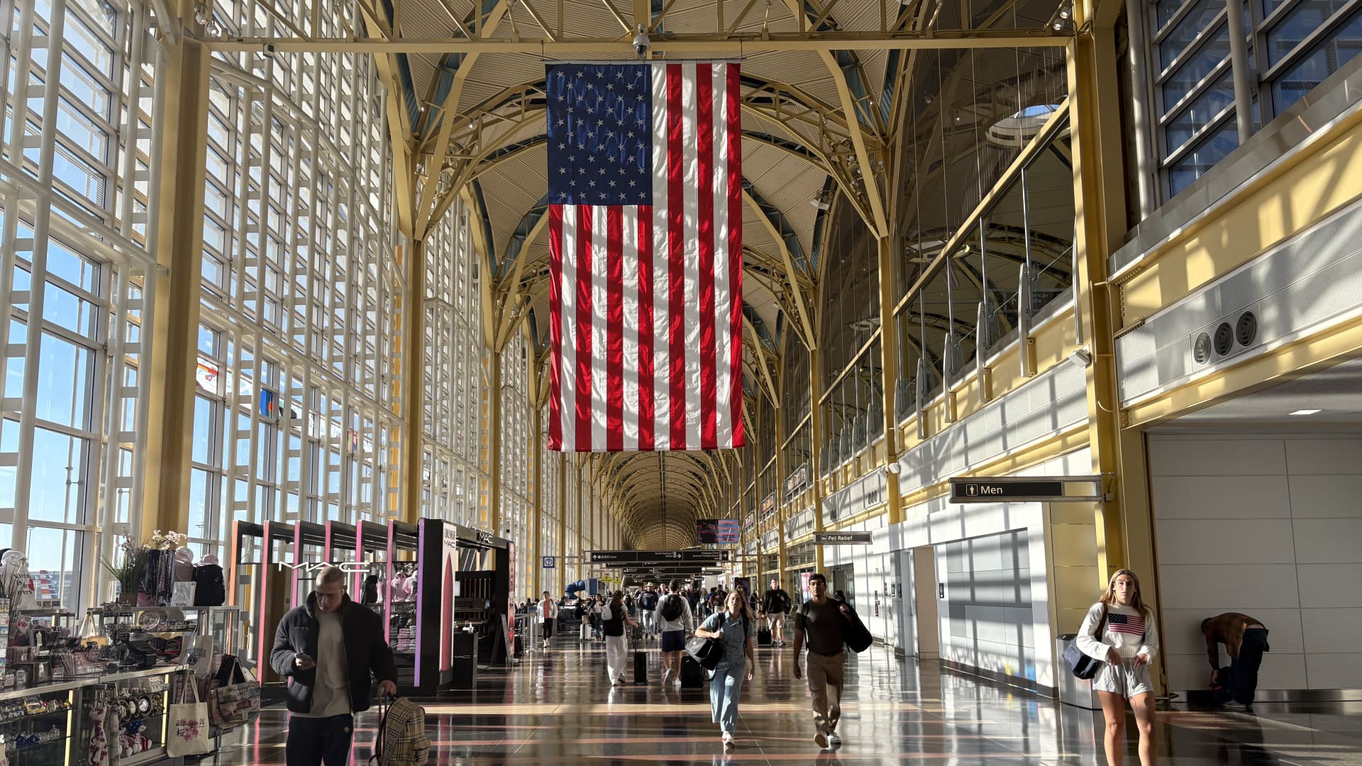 Spirit’s collapse, high fuel prices test limits of summer vacation spending