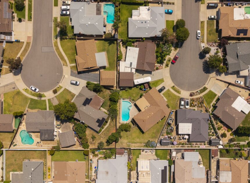 Sellers are pulling homes off the market at the fastest pace since 2020