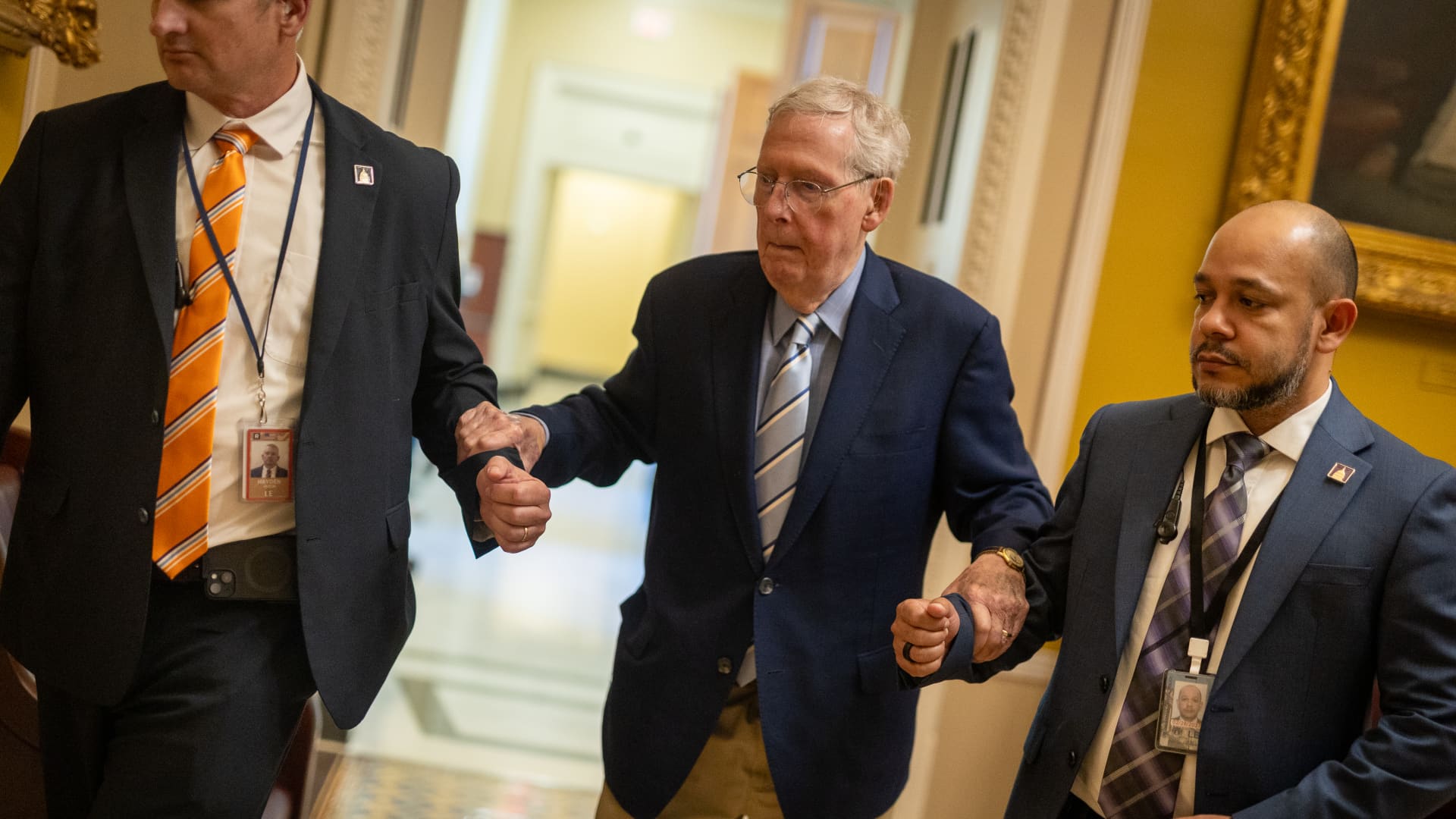 Mitch McConnell’s health concerns grow amid 4th week in hospital with few details from aides