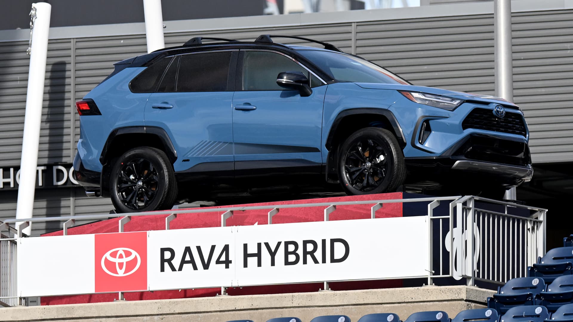Automakers report mixed U.S. sales results as hybrid vehicles drive market