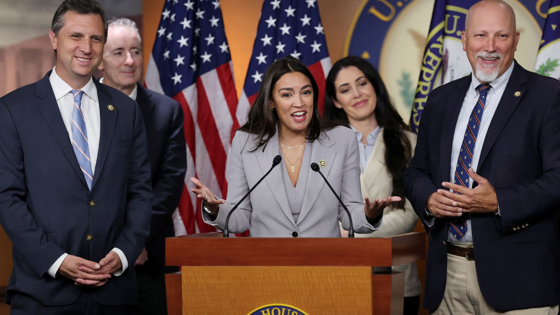 Congressional stock trading curb due to get House vote amid public support for a ban