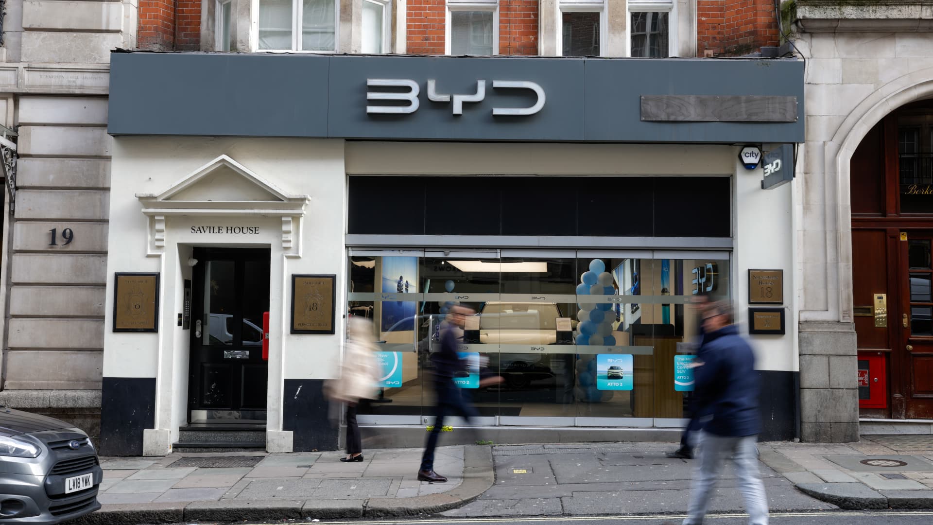 Chinese automakers are taking on the UK — and many Brits are embracing it