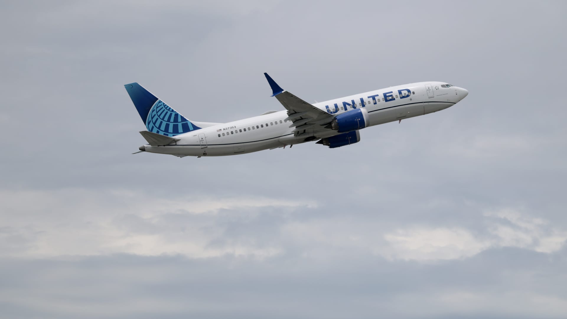 United earnings top estimates but airline expects $6 billion in added fuel costs
