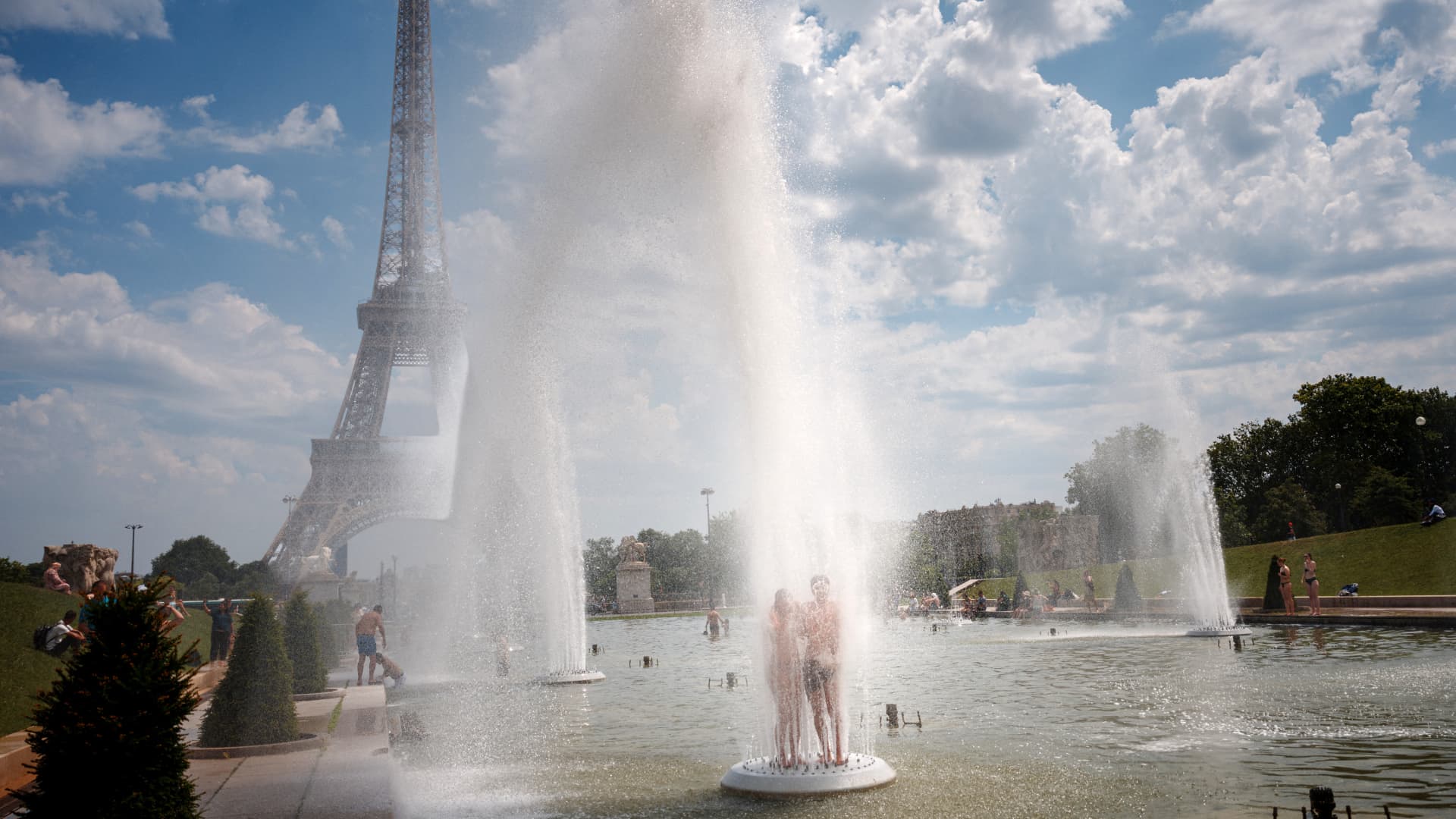 Record heat, crowds drive offseason boom in international travel
