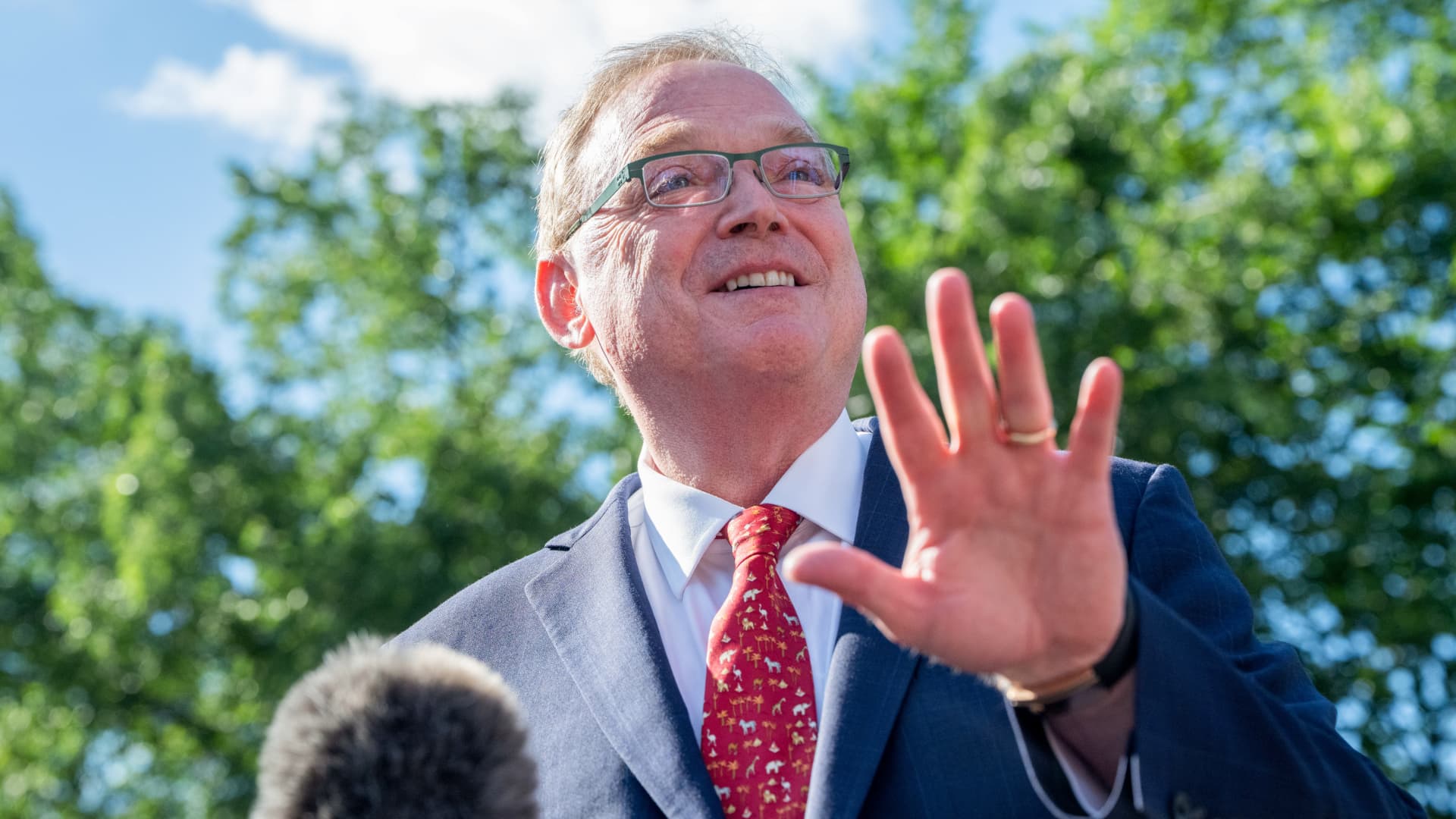 Hassett sees no ‘excuse’ to raise rates, says Warsh will push Fed to ‘right answer’