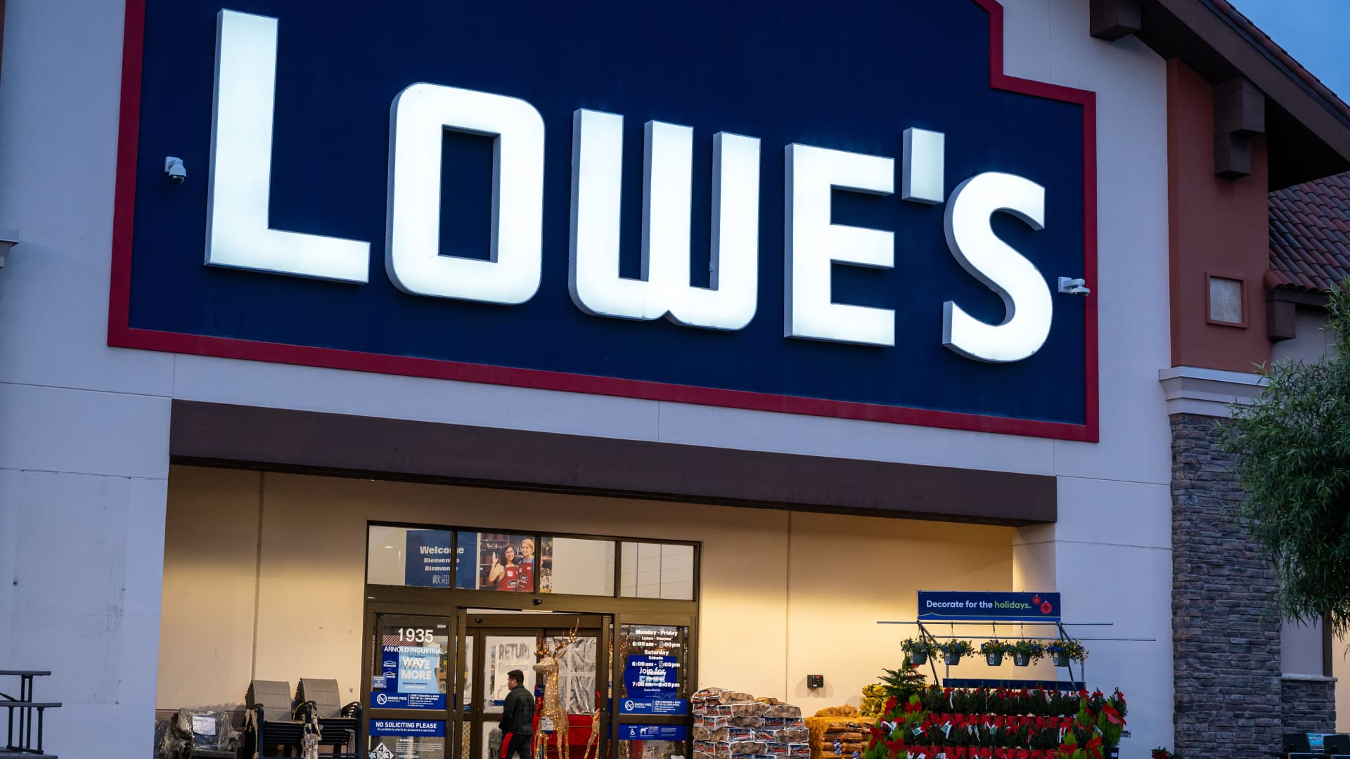 Lowe’s gives muted outlook as it sees ‘pressure’ in home improvement spending