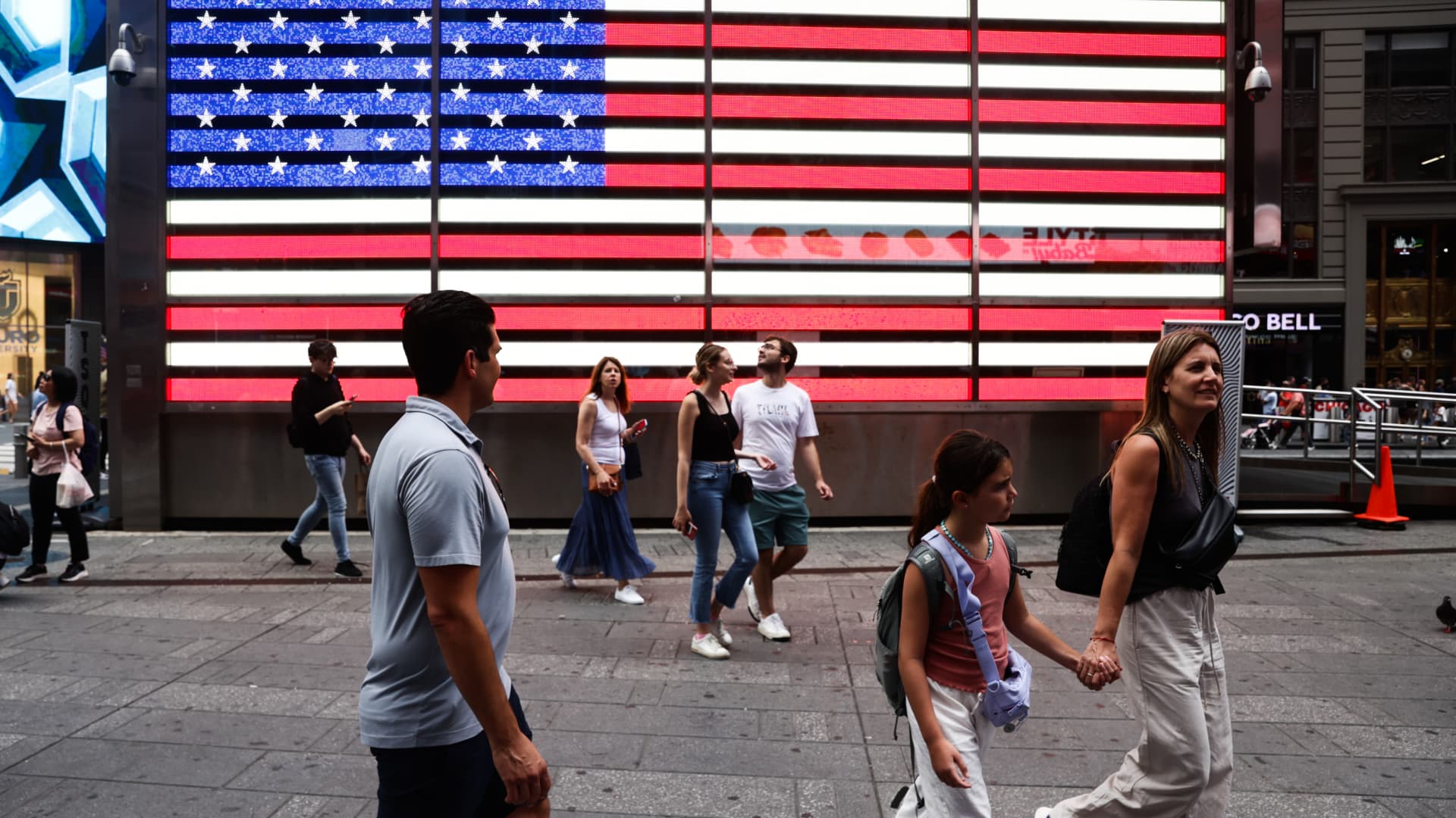 Americans’ incomes rose and poverty fell in 2025, Census Bureau says