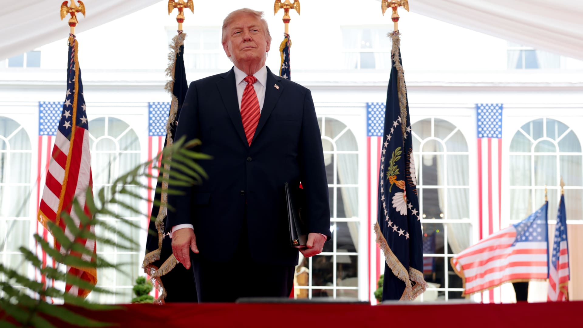 Trump says U.S. may keep Iranian oil ‘like Venezuela’ as Gulf-Iran Hormuz talks stall