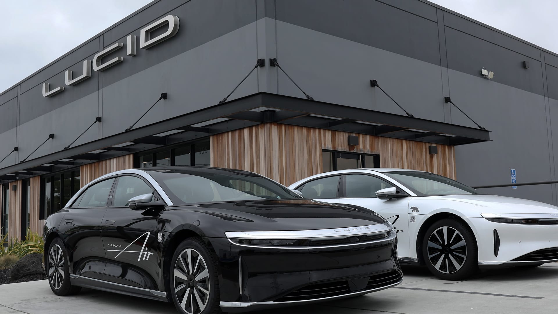 Lucid’s Q3 deliveries fall 6.7% as EV maker cuts production to align with demand