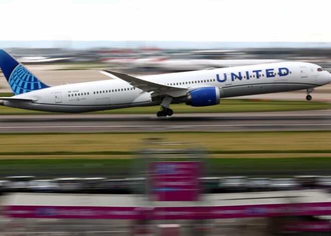 United Airlines slashes 2026 profit outlook on fuel prices, but travelers keep booking despite higher fares