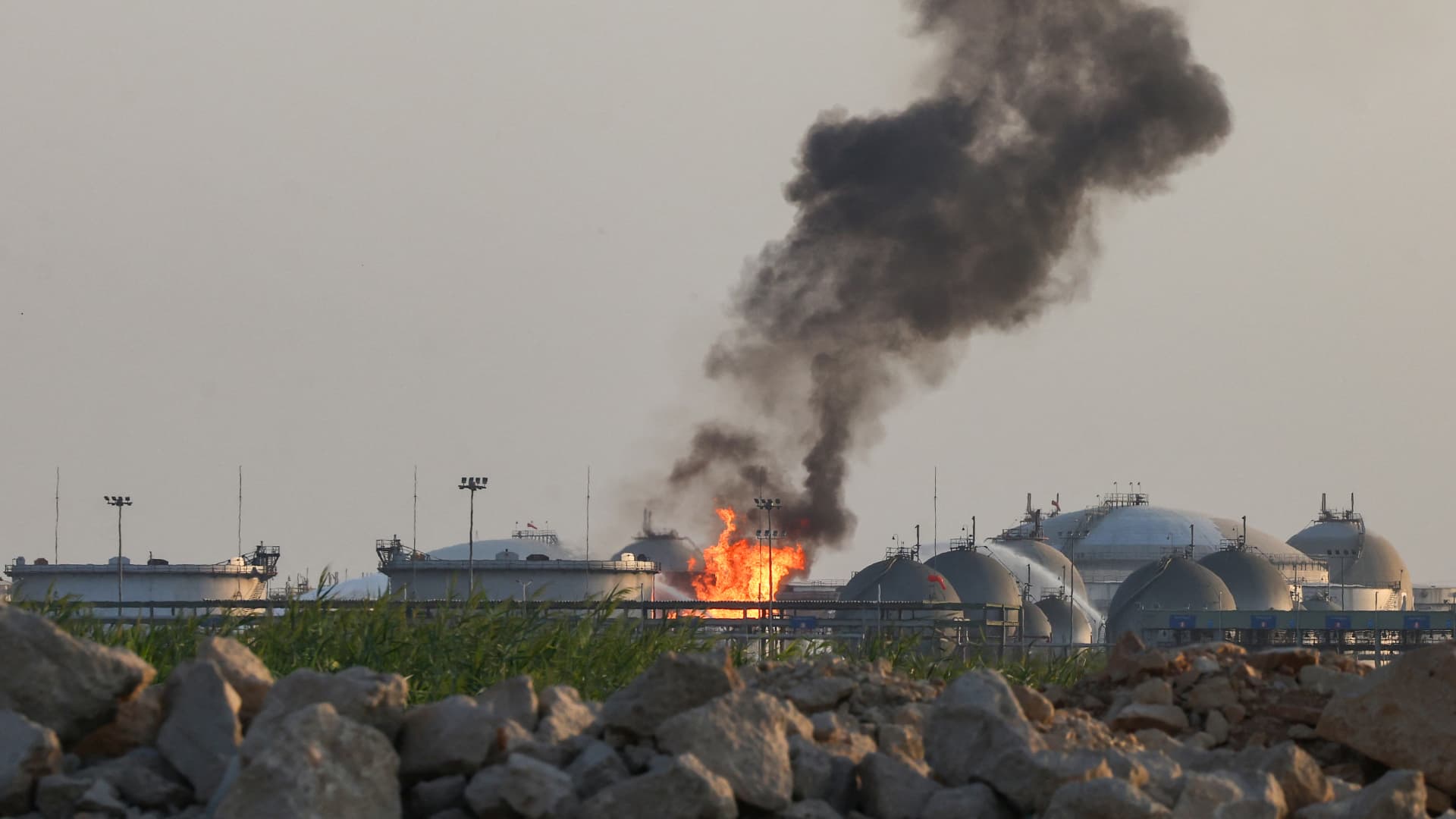 Booms and flight disruptions in Riyadh as Saudi-Houthi war escalates
