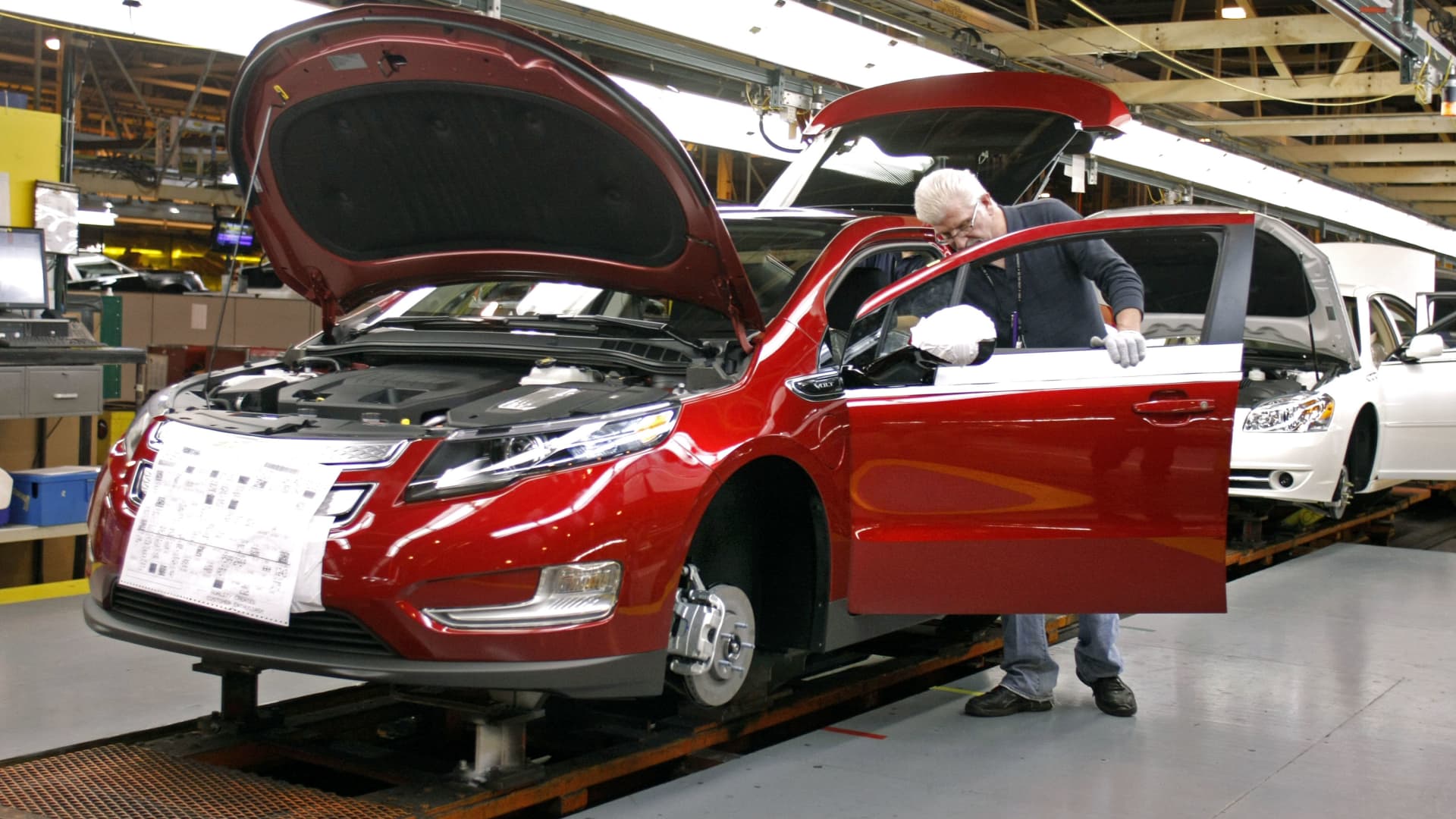 GM says hybrid vehicles are coming: ‘We’re not tone deaf to our customers’